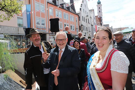 Hilfreich zur Seite stand dem Aichacher Bürgermeister die 42. Schrobenhausener Spargelkönigin Isabella I. (©Foto: Martin Schmitz)
